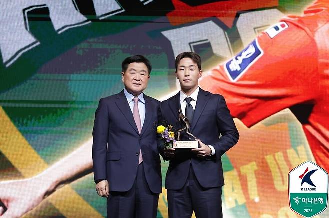 [오피셜] 양민혁에 이어 다시 한번 쾌거!...강원FC 이승원 'K리그1 영플레이어상 수상'