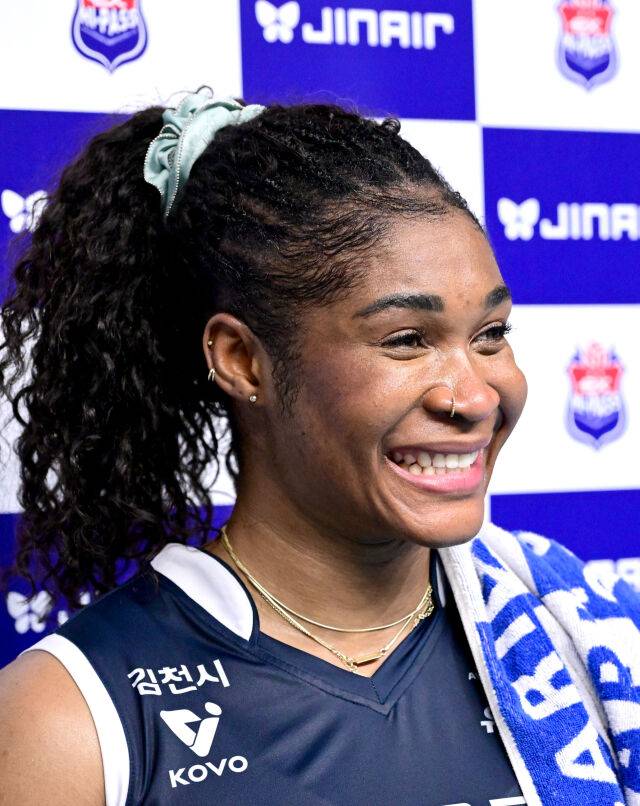 도대체 누구를 봤길래? '무표정 여전사' 모마, 이렇게까지 행복하게 웃은 적이 있었나 [유진형의 현장 1mm]