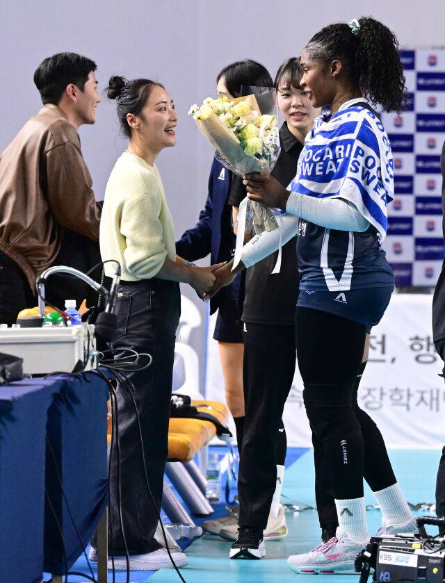 도대체 누구를 봤길래? '무표정 여전사' 모마, 이렇게까지 행복하게 웃은 적이 있었나 [유진형의 현장 1mm]