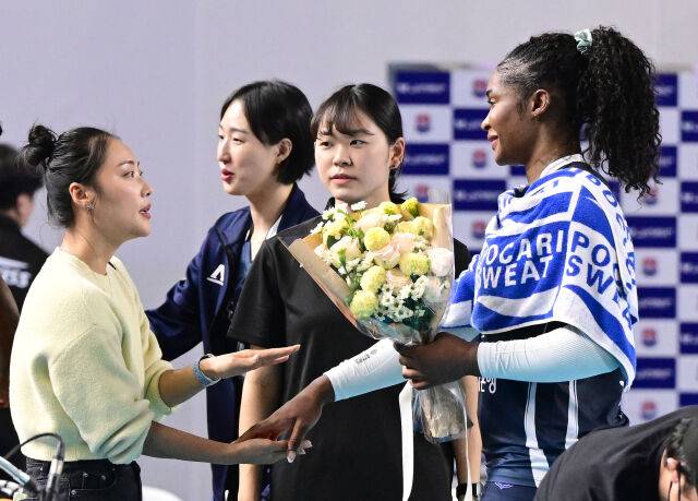 도대체 누구를 봤길래? '무표정 여전사' 모마, 이렇게까지 행복하게 웃은 적이 있었나 [유진형의 현장 1mm]