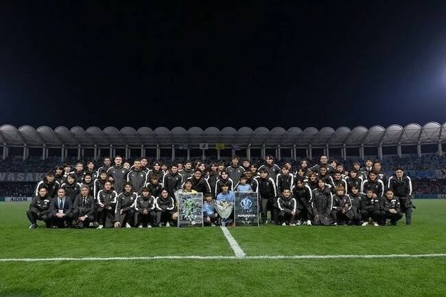 레전드 대우 확실했다...'국가대표 NO.1 출신' 정성룡 교체 출전→팬들 눈물 속 마지막 홈 경기 고별식