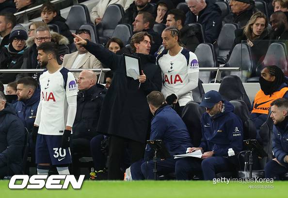 ‘네가 뭔데 쏘니 번호 7번을 달아?’ 토트넘 팬들도 0골, 시몬스 부진에 극대노