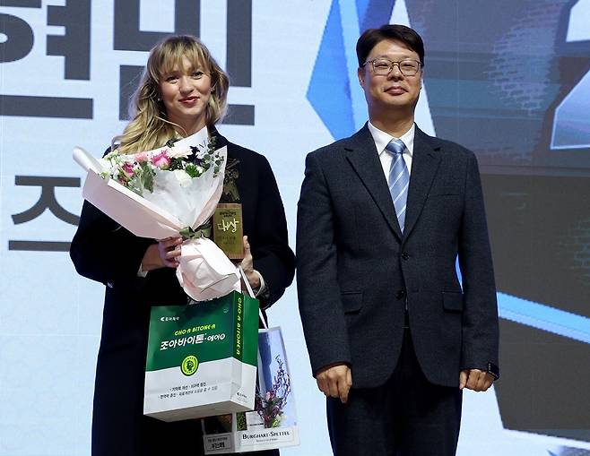 '588억 ML 대형 계약' 임박 폰세, 아내가 대신 조아제약 대상 수상…