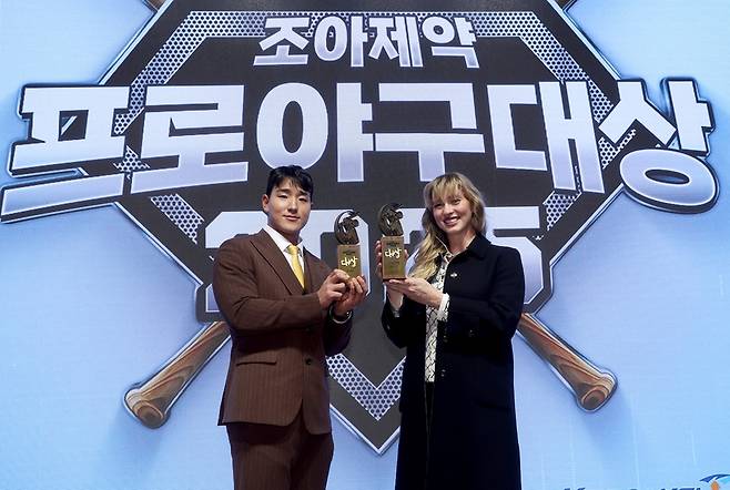 '588억 ML 대형 계약' 임박 폰세, 아내가 대신 조아제약 대상 수상…