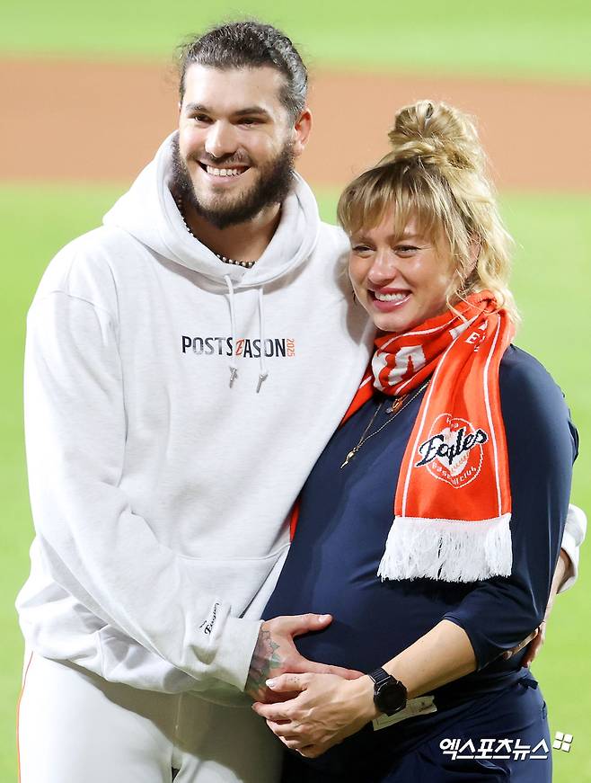 '588억 ML 대형 계약' 임박 폰세, 아내가 대신 조아제약 대상 수상…