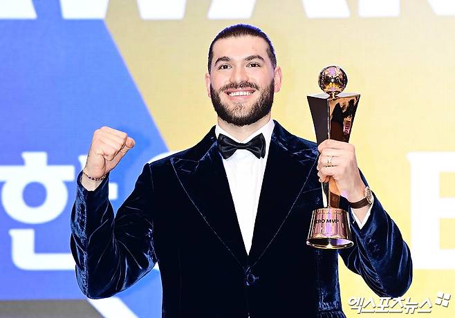 '588억 ML 대형 계약' 임박 폰세, 아내가 대신 조아제약 대상 수상…