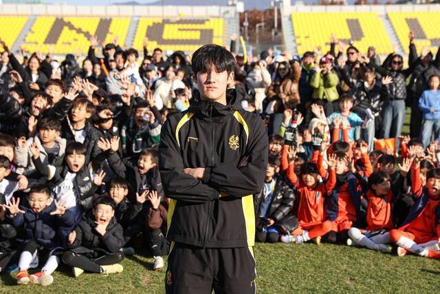 [오피셜] '이럴 수가' 17세 4개월 나이에 韓 프로라니... 광주, '구단 첫 준프로' 금호고 3학년 김윤호와 프로계약 체결