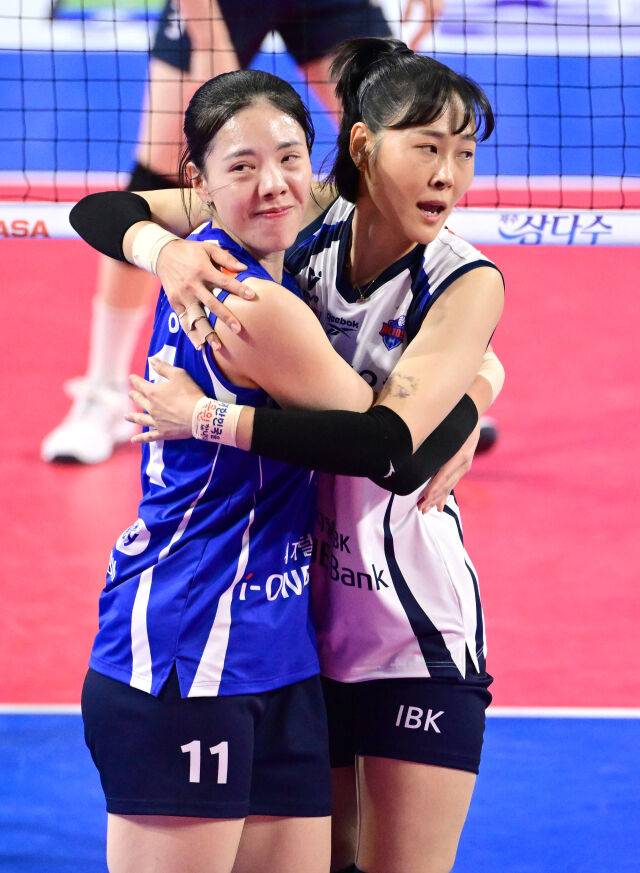 '배구 혼자하고 있어요'라는 말이 나올 정도...코트에서 가장 바쁜 그녀, 베테랑 품격 보여준 최리 [유진형의 현장 1mm]