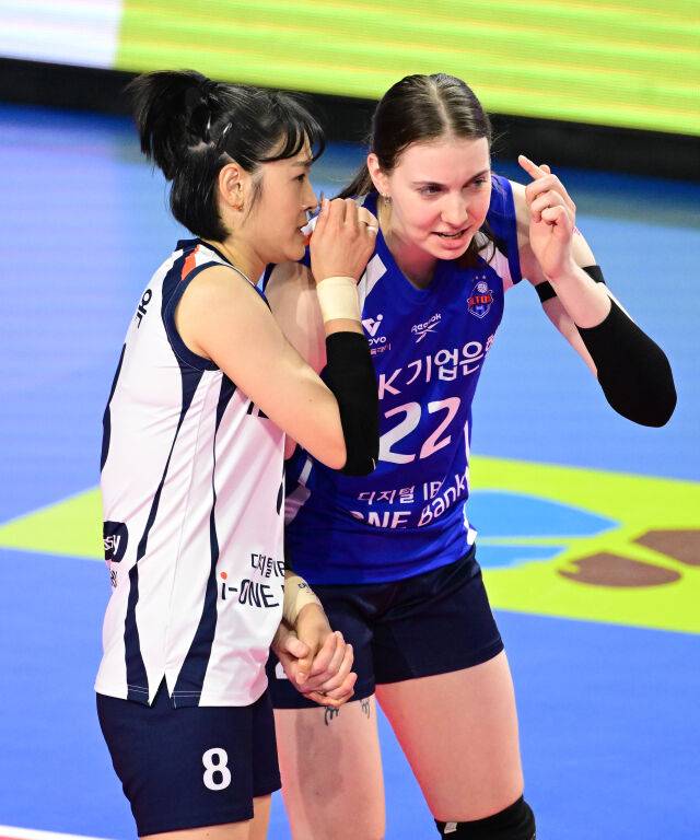 '배구 혼자하고 있어요'라는 말이 나올 정도...코트에서 가장 바쁜 그녀, 베테랑 품격 보여준 최리 [유진형의 현장 1mm]