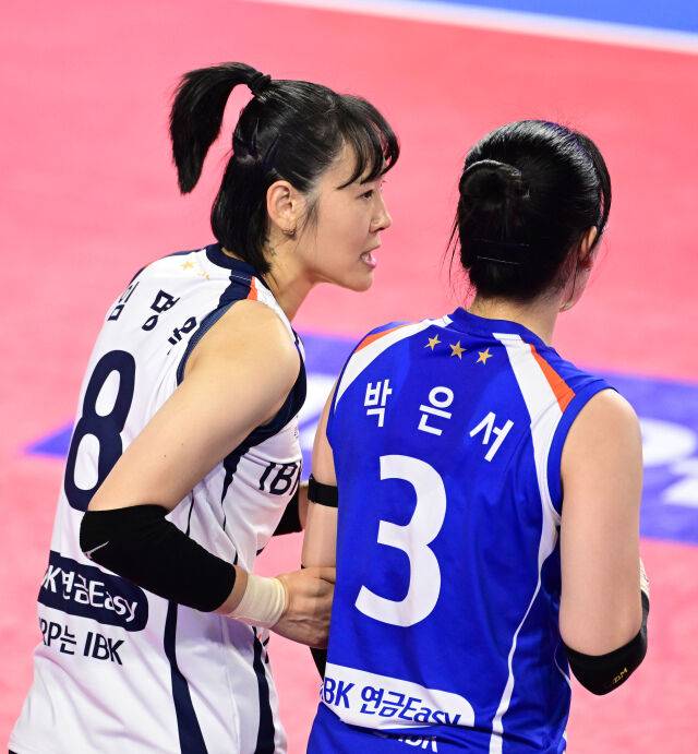 '배구 혼자하고 있어요'라는 말이 나올 정도...코트에서 가장 바쁜 그녀, 베테랑 품격 보여준 최리 [유진형의 현장 1mm]