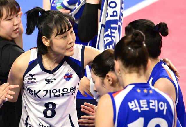 '배구 혼자하고 있어요'라는 말이 나올 정도...코트에서 가장 바쁜 그녀, 베테랑 품격 보여준 최리 [유진형의 현장 1mm]