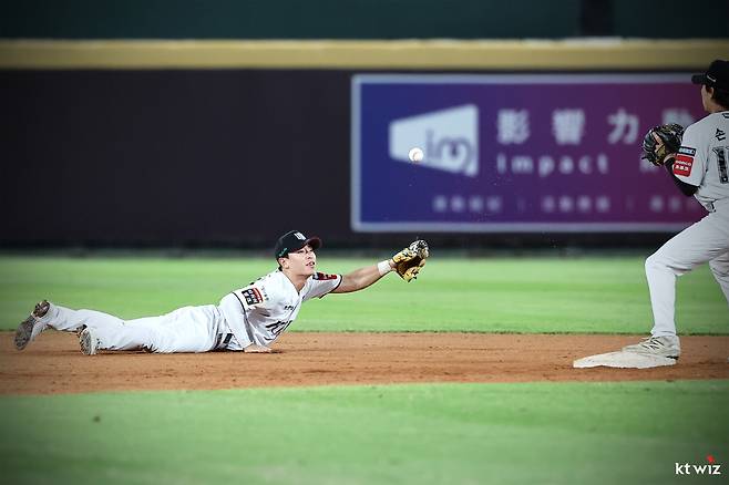 박찬호 놓쳤는데 웃음이 나오다니...18세 신인이, 80억 유격수를 잊게 만들고 있다