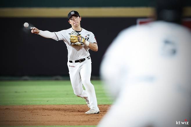 박찬호 놓쳤는데 웃음이 나오다니...18세 신인이, 80억 유격수를 잊게 만들고 있다