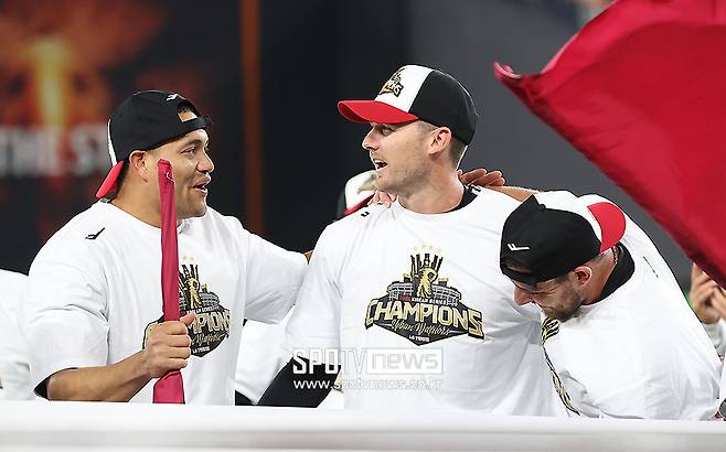 [공식발표] LG 우승멤버 지켰다! '4년 연속' 오스틴, '2년 연속' 치리노스-톨허스트와 총액 430만 달러 재계약