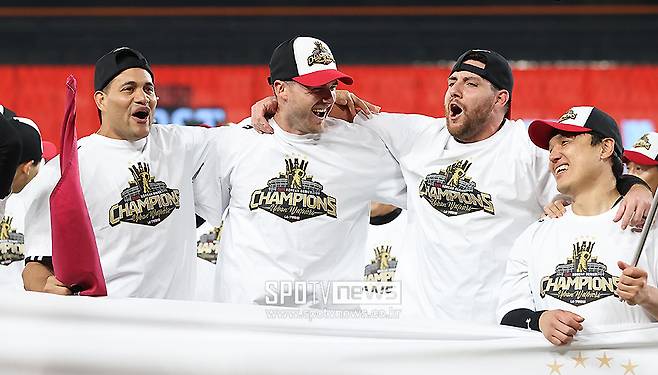 [공식발표] LG 우승멤버 지켰다! '4년 연속' 오스틴, '2년 연속' 치리노스-톨허스트와 총액 430만 달러 재계약