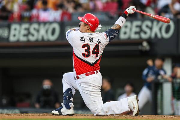 팀 타자 WAR 2위인데… KIA, 단돈 '26억원'에 최형우 놓쳤다