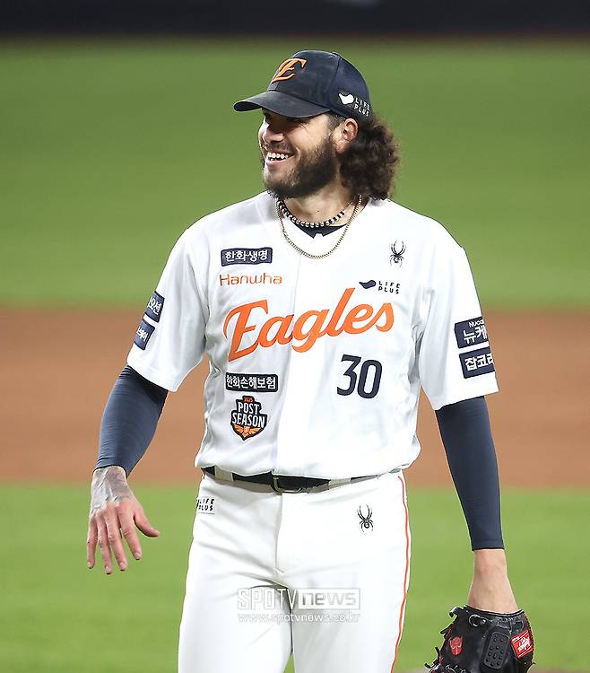 ‘3000만 달러 잭팟’ 폰세 환호는 아직 이르다? 잘못하면 선발 쫓겨난다, 도대체 무슨 일?