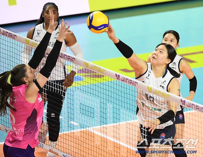 '0:2→3:2' 레베카 '원톱' 흥국생명, '절대 1강' 도로공사 11연승 저지[인천 리뷰]