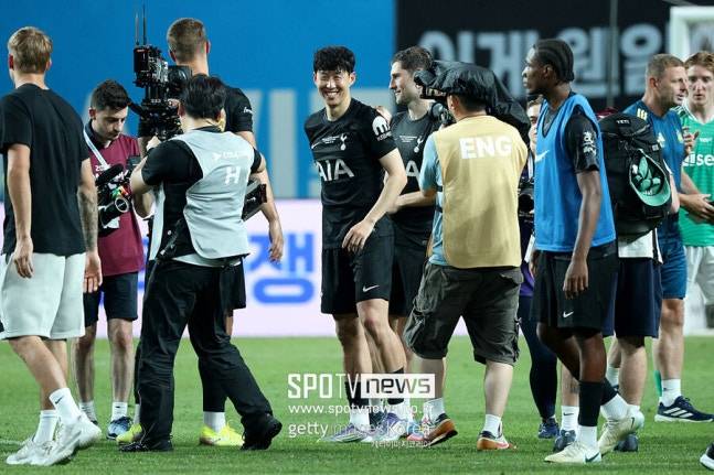 토트넘 ‘오피셜’ 공식발표 → 손흥민 다음주 리턴 확정, 홈구장에 손흥민 벽화 새긴다 “SON, 팬들과 작별인사