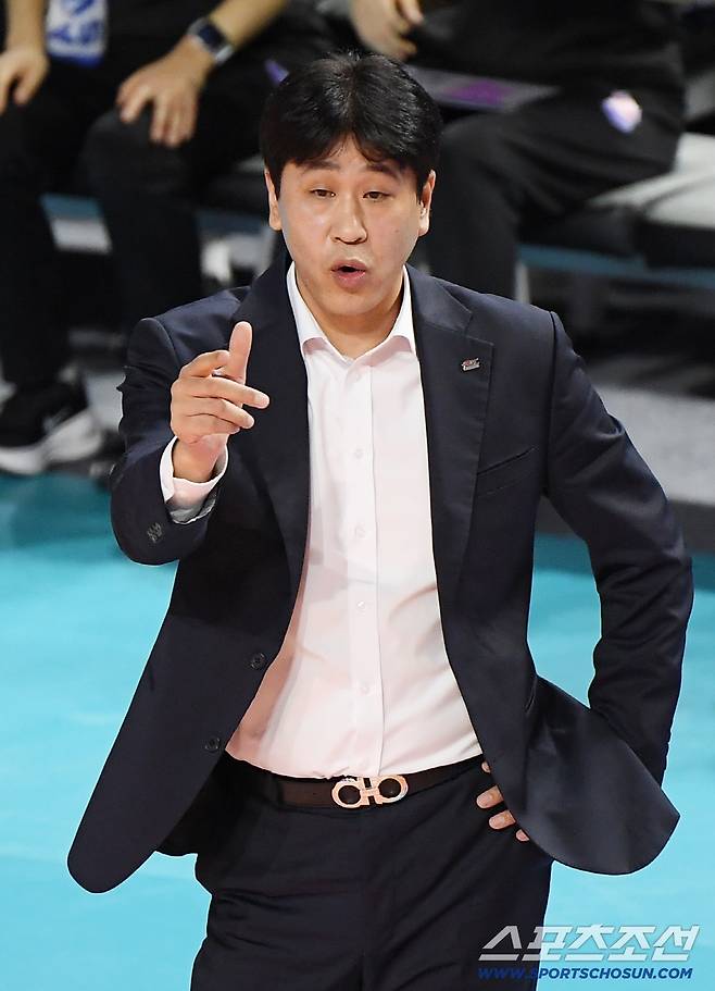 2:0 리드하다 2:3 역전패. 10연승이 충격 역전패로 끊기다니. '1강' 감독은