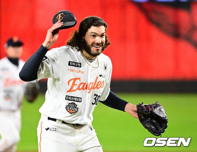 “미리 얘기하고 떠났다” 원투 펀치의 예고된 작별, 왜 손혁 단장은 놀랐을까 “와이스 ML 보장 계약은 예상 못했다”