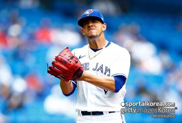 폰세 계약 '1호 피해자' 발생? 선발 자리 '꽉 찬' 토론토, 베리오스 '트레이드 카드' 만지작