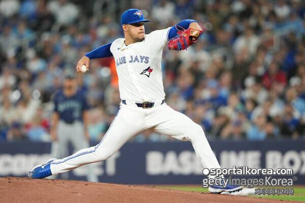 폰세 계약 '1호 피해자' 발생? 선발 자리 '꽉 찬' 토론토, 베리오스 '트레이드 카드' 만지작