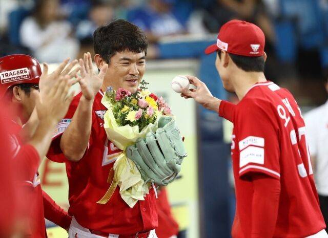 '미쳤다' 41세에 류지현호 전격 발탁, 방출→테스트 당시만 해도 상상했나…韓 최고령 홀드왕 감격, 13년 만에 WBC 나가나
