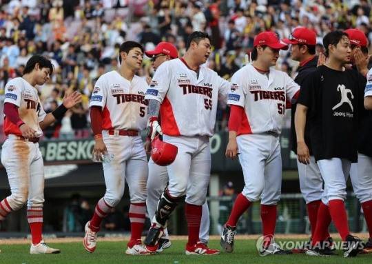 '총체적 난국' KIA 내부 FA 3명 줄줄이 이탈…양현종·조상우 협상도 난항, 팬들 비난 거세