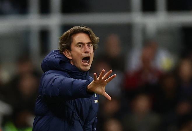 프랭크 감독 전격 경질→