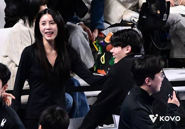 '학폭 논란' 이다영, 남자배구 현대캐피탈-삼성화재전 직관…남동생 이재현 응원