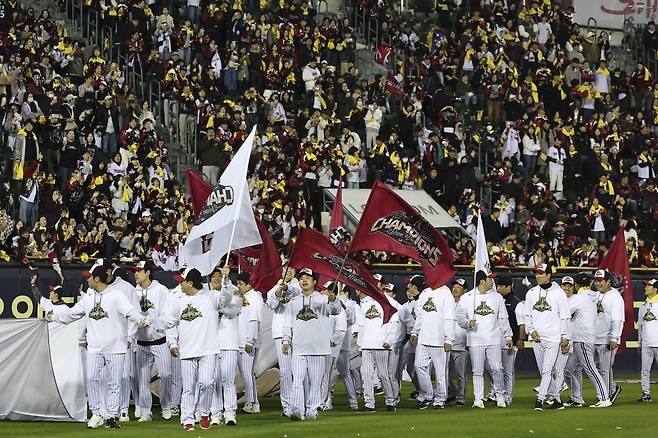 김현수 떠난 LG, 33승 잃어버린 한화, 최형우 합류한 삼성…내년 시즌 기대감 키우는 대권 판도