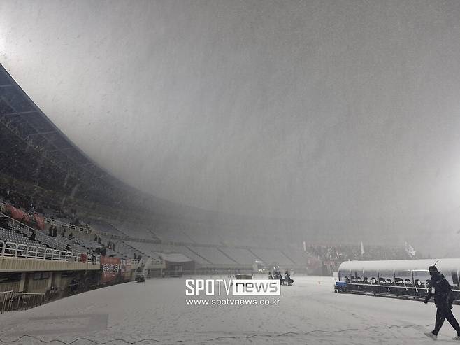 [오피셜] '사상 초유의 사태' 부천-수원FC 승강 플레이오프 1차전, 폭설로 경기 취소...5일로 연기, 2차전은 협의 중