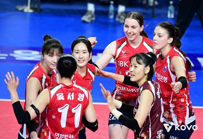 여자배구 IBK, 여오현 대행 체제 3연승…정관장 꺾고 꼴찌 탈출