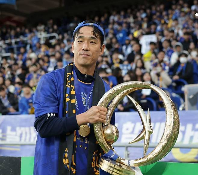 [오피셜] 한국 역대급 축구 천재, 끝내 고개 숙였다...