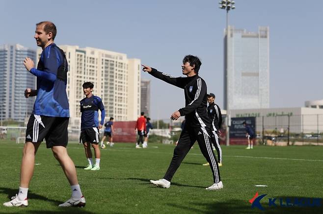 [오피셜] 한국 역대급 축구 천재, 끝내 고개 숙였다...