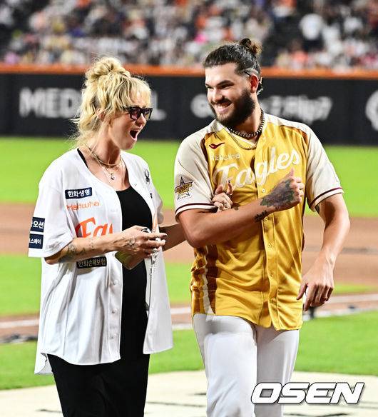 폰세는 미국으로, 아내 엠마의 한국 사랑 “딸이 말을 시작하면 한화, 이글스를 말할 것 같다”