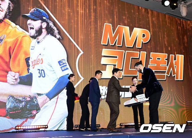 폰세는 미국으로, 아내 엠마의 한국 사랑 “딸이 말을 시작하면 한화, 이글스를 말할 것 같다”