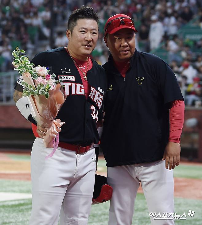 이범호 감독이 최형우에 건넨 마지막 꽃다발…