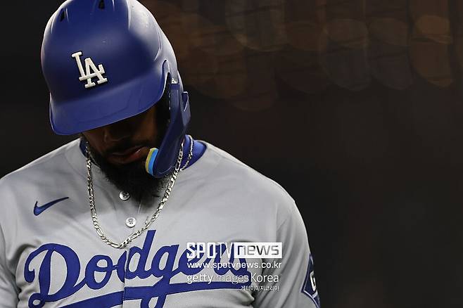 다저스 '태업 논란' 우익수 내치나, 25홈런 89타점 검증된 타격? 그런데 수비가 이래서는