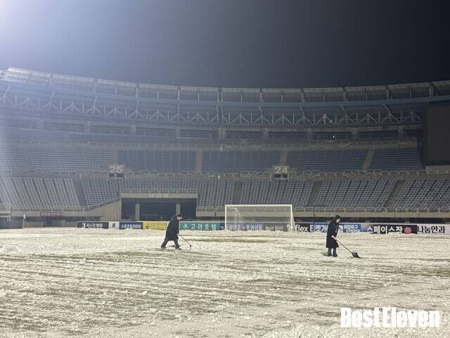 [BE.현장] '눈보라‧폭설 맞은' 부천, 프런트 전 직원 달려들어 '새벽 2시까지 제설 분투'→ 차질 없는 PO 준비 위한 노력