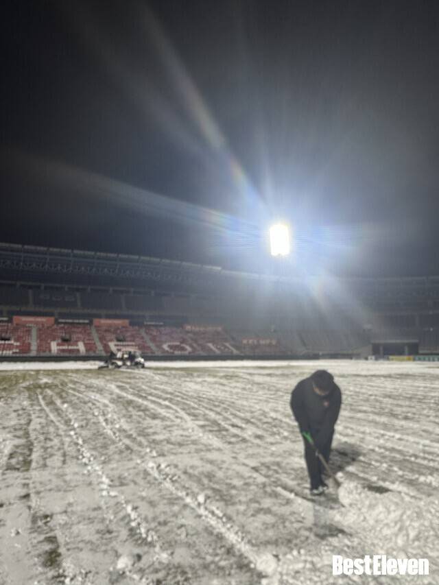 [BE.현장] '눈보라‧폭설 맞은' 부천, 프런트 전 직원 달려들어 '새벽 2시까지 제설 분투'→ 차질 없는 PO 준비 위한 노력