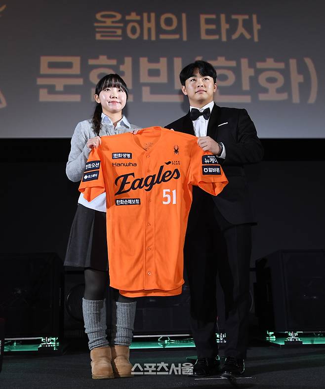 “한화 진짜 미래가 왔다!”…문현빈, ‘괴물 성장’으로 올해의 타자상 품었다 [올해의 상]