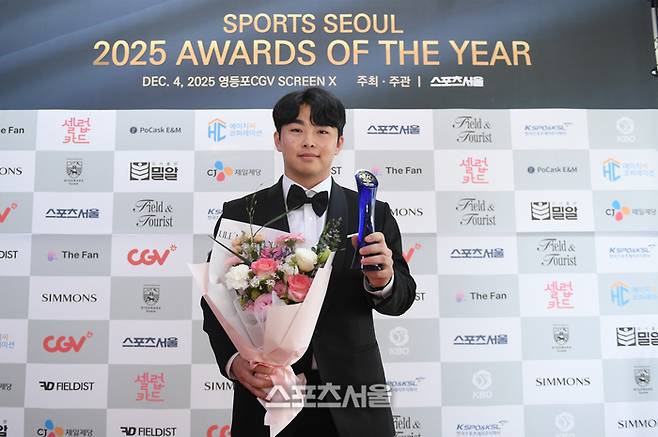 “한화 진짜 미래가 왔다!”…문현빈, ‘괴물 성장’으로 올해의 타자상 품었다 [올해의 상]