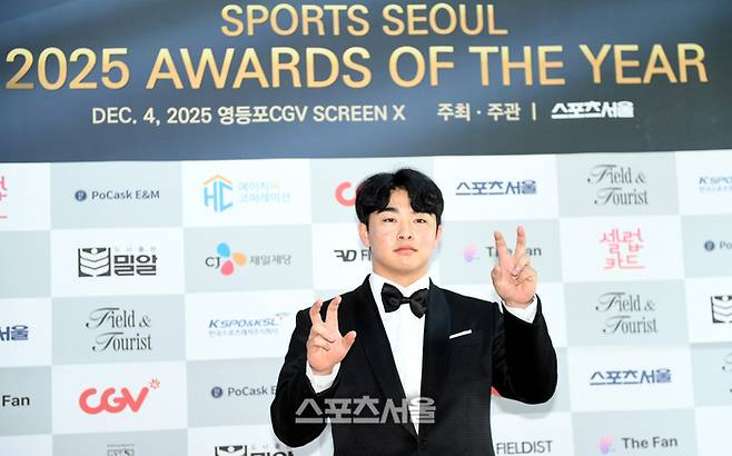 “한화 진짜 미래가 왔다!”…문현빈, ‘괴물 성장’으로 올해의 타자상 품었다 [올해의 상]