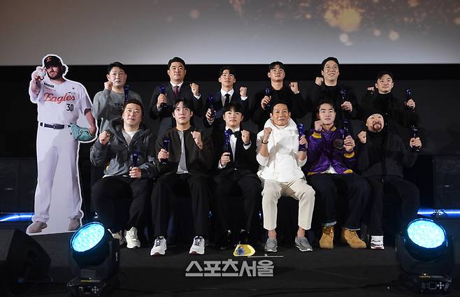 “한화 진짜 미래가 왔다!”…문현빈, ‘괴물 성장’으로 올해의 타자상 품었다 [올해의 상]