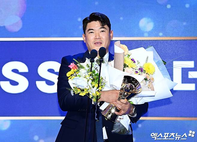 '25억 안 아깝네!' 노경은 SSG 최초 역사 썼다…41살 최고령 홀드왕→WBC 캠프 합류→KBO 페어플레이상 수상
