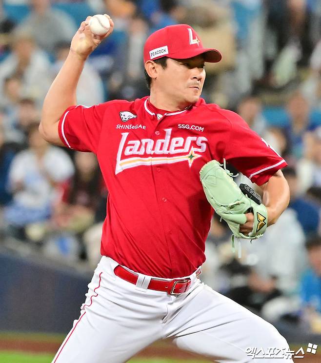 '25억 안 아깝네!' 노경은 SSG 최초 역사 썼다…41살 최고령 홀드왕→WBC 캠프 합류→KBO 페어플레이상 수상