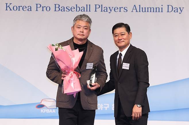 '최강야구 논란' 이종범, 팬들에 사과…