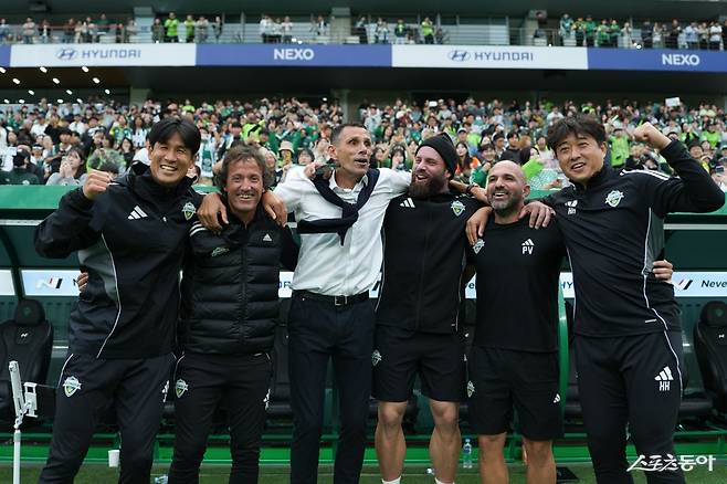 [단독] K-심판들의 ‘눈엣가시’ 거스 포옛 사단, 끝내 전북 떠난다!…코리아컵 파이널이 고별전→“헌신한 포옛과 ‘인종차별자’ 오명 쓴 타노스에 두번째 트로피까지” 녹색군단, ‘더블’ 의지 활활